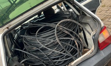 Ladrões de fios de cobre fogem e abandonam materiais dentro do carro