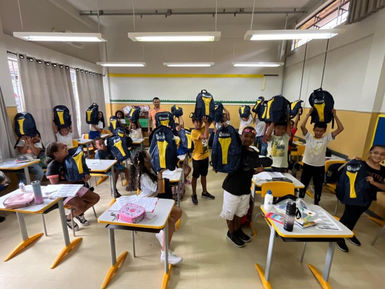 Alunos de São Gonçalo voltam às aulas e recebem kit escolar da Prefeitura
