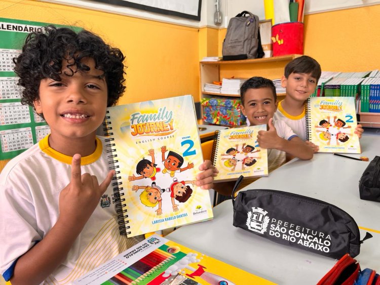 Novos livros de Inglês são distribuídos aos alunos das escolas de São Gonçalo