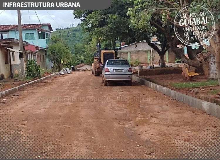 Beto dá início ao calçamento da Biboca, em Goiabal