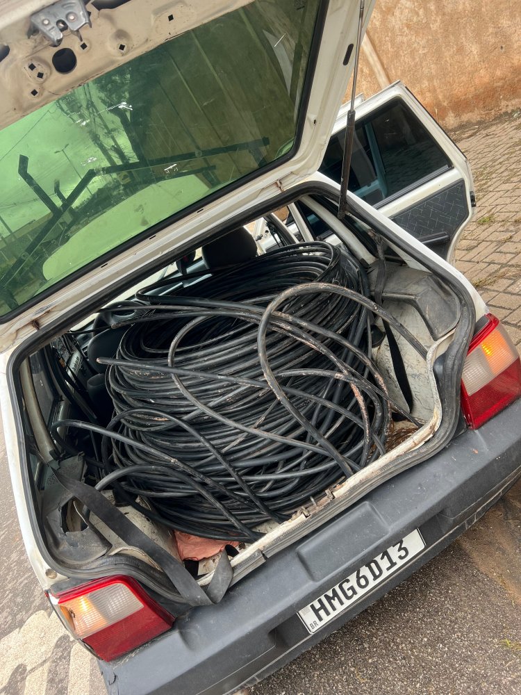 Ladrões de fios de cobre fogem e abandonam materiais dentro do carro