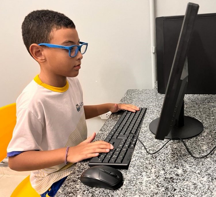 Prefeitura de São Gonçalo adquire computadores para equipar e reestruturar salas de informática das escolas