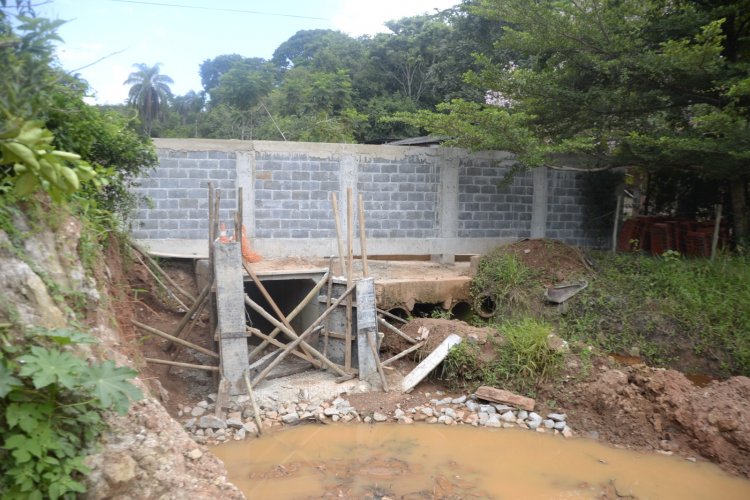 Prefeitura de São Gonçalo realiza obras de instalação de aduelas em várias regiões da cidade
