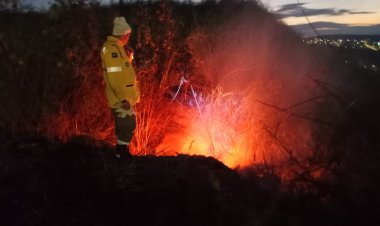 Brigada Florestal voluntária faz combate a incêndio no bairro Satélite
