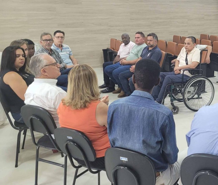 Dr. Laércio e Dorinha recebem moradores da região alta da cidade Encontro discutiu soluções para as constantes faltas d’água