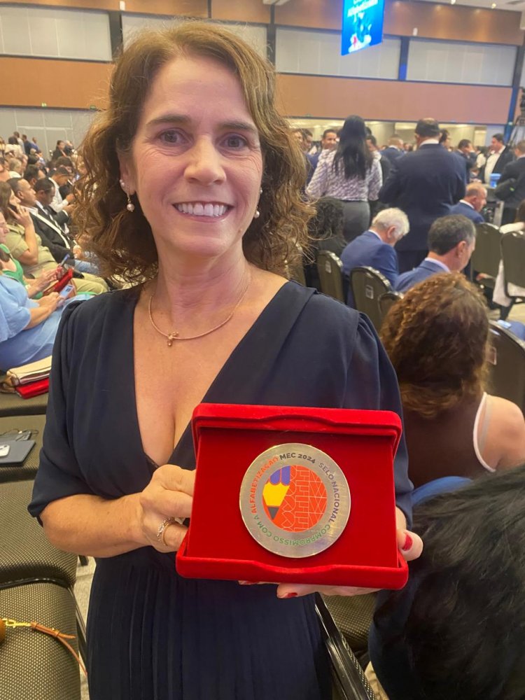 Secretária, Lucinda Imaculada Santos mostra Selo Ouro em Alfabetização. Foto: Divulgação 