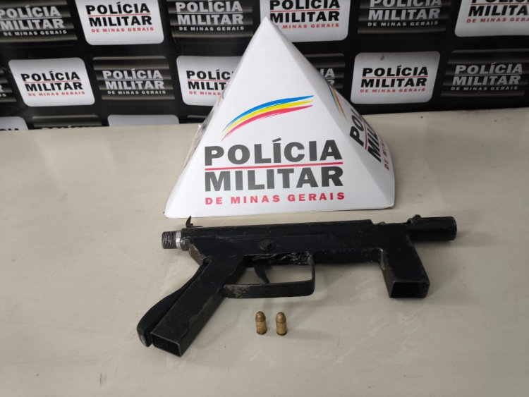 Polícia Militar de João Monlevade prende homem por porte ilegal de arma de fogo e apreende submetralhadora e munições