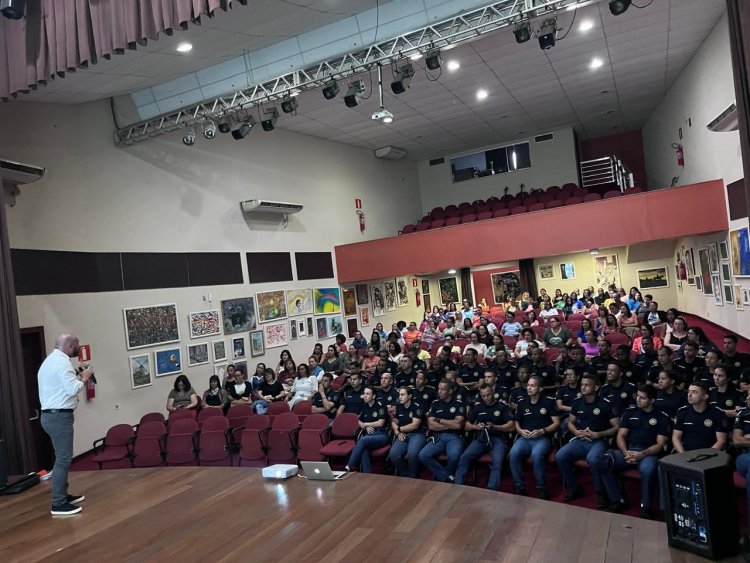 São Gonçalo do Rio Abaixo capacita rede de proteção à criança e adolescente com especialista nacional