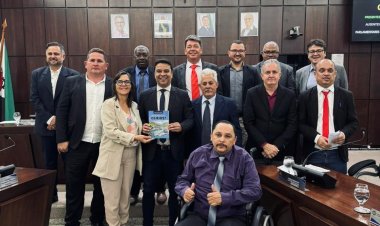 Câmara de João Monlevade recebe obra sobre preservação de rios em sessão solene