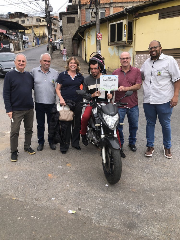 Prefeitura de João Monlevade distribui mais de 500 antenas corta-pipa para motociclistas em blitz educativa