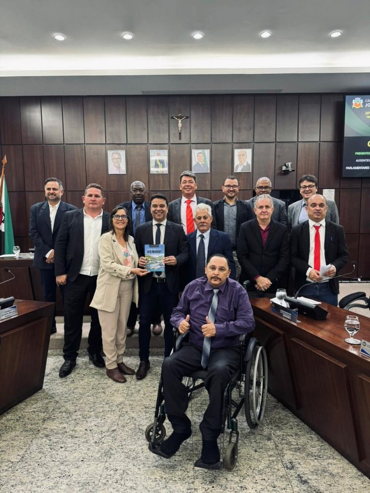 Câmara de João Monlevade recebe obra sobre preservação de rios em sessão solene