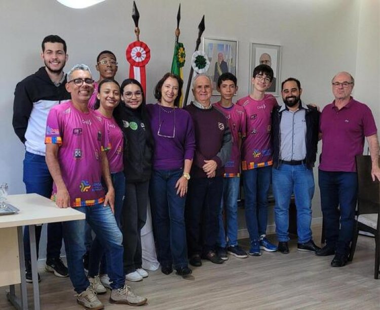 Dr. Laércio recebe equipe “Na Mochila”, vice-campeã mundial de robótica na Coreia do Sul
