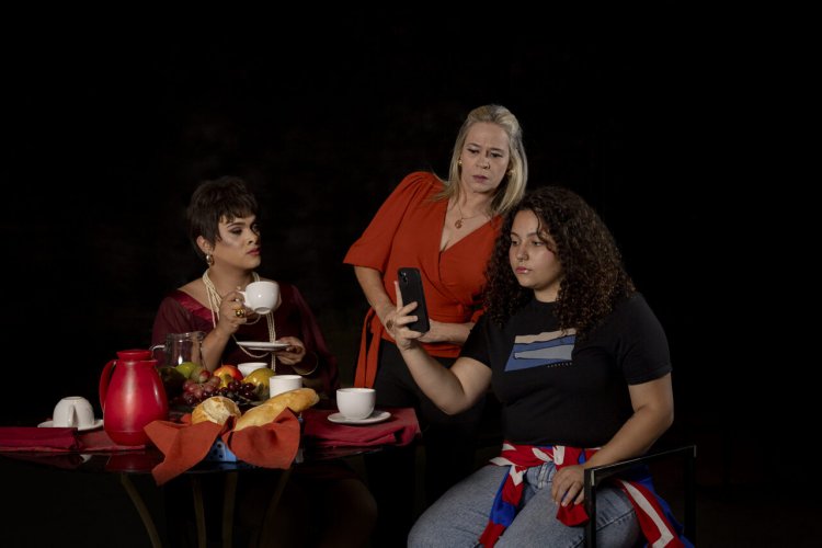 Espetáculo "Adolescentes (Des)Conectados" promove reflexão sobre uso excessivo de tecnologia