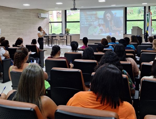 Formação aborda o papel dos monitores no apoio a alunos com deficiência