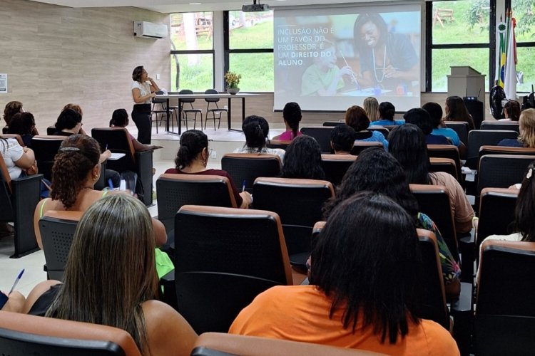 Secretaria Municipal de Educação promove encontro de formação para profissionais de apoio