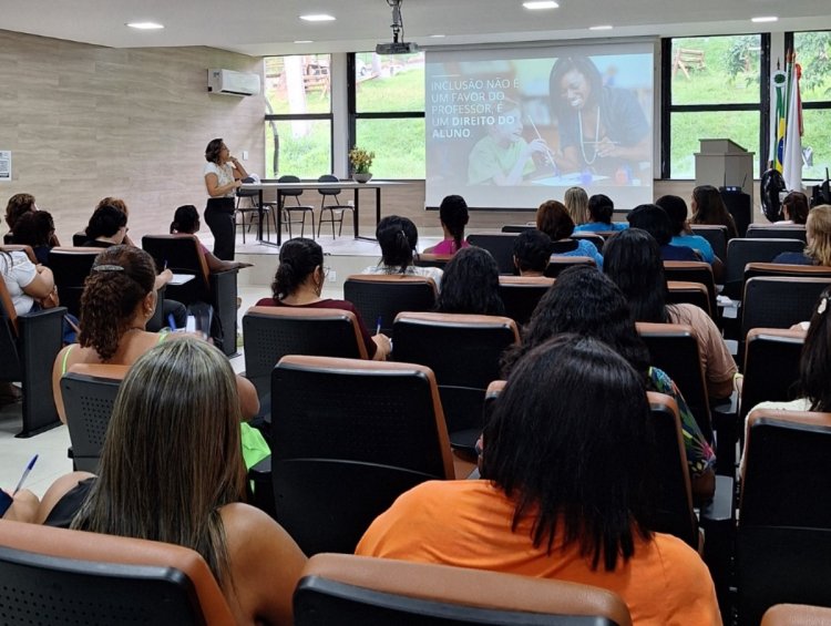 Secretaria Municipal de Educação promove encontro de formação para profissionais de apoio